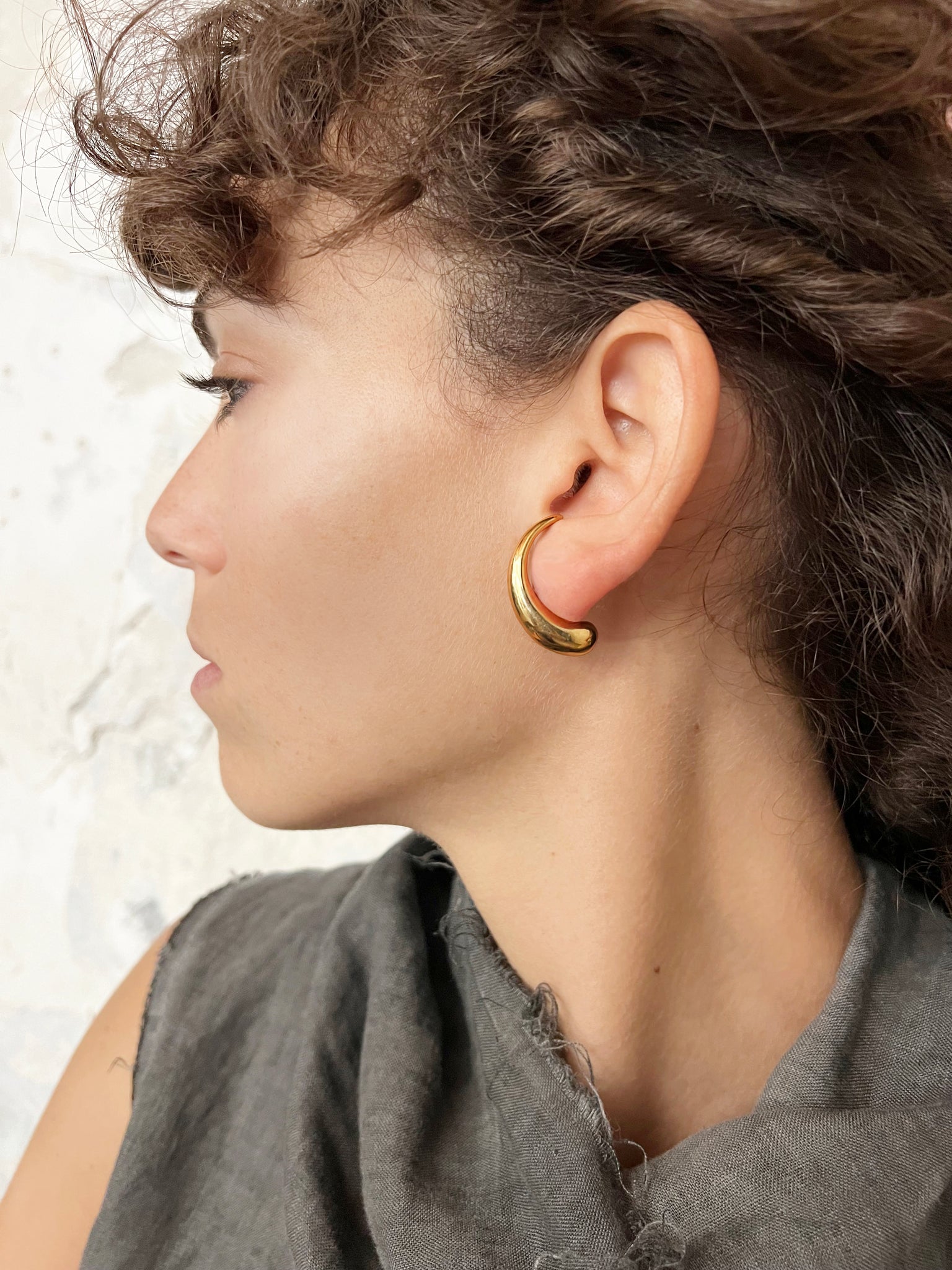 Coma Earring Big gold plated stud earring